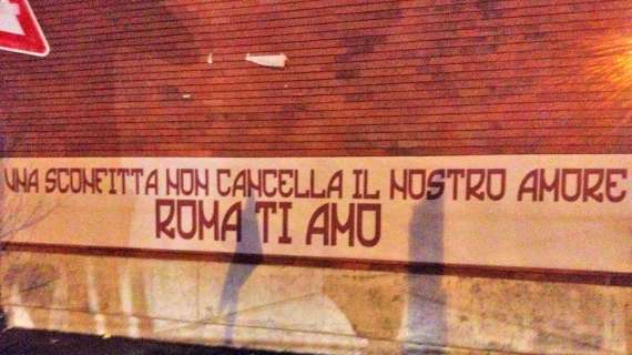 Striscione in Via Vetulonia: "Una sconfitta non cancella il nostro amore. Roma ti amo". FOTO!