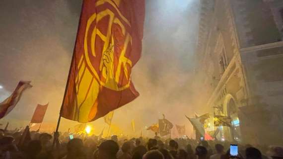 Spunta un bandierone a Via del Corso. VIDEO!