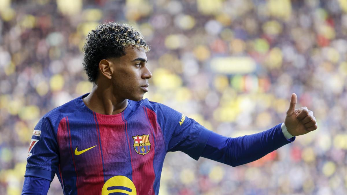 Yamal in relax a Dubai, gioca in spiaggia con dei ragazzini