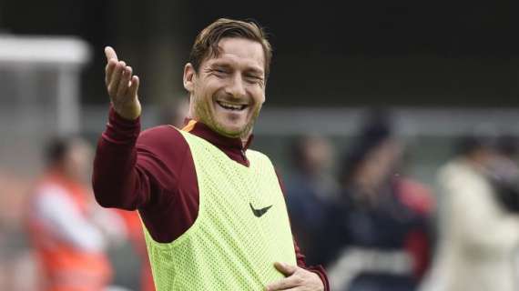 Twitter, Vio a Totti: "Grande Capitano! Perché non vieni a dare spettacolo al Venezia?"