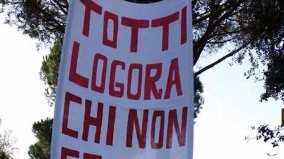 Trigoria, stendardo per Totti. FOTO!