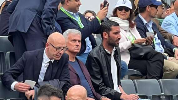 VG - Mourinho, Foti e parte dello staff giallorosso nella lounge di Sport e Salute al Centrale del tennis per la finale tra Medvedev e Rune. FOTO!