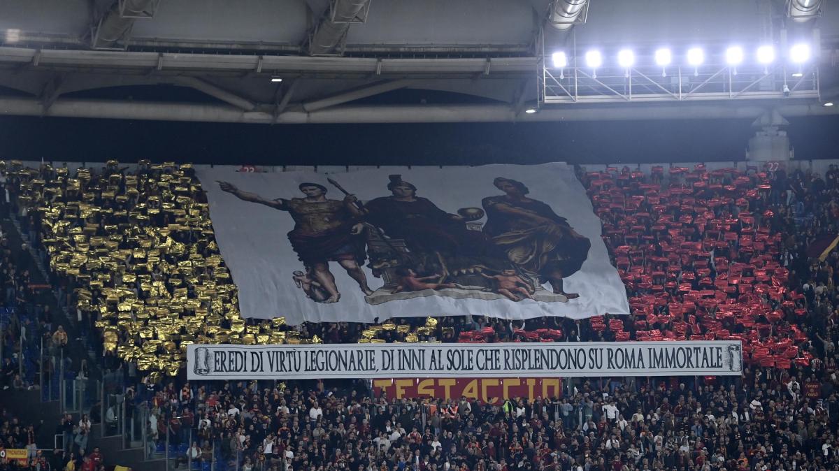 Roma-Atalanta - Scenografia nei Distinti Sud: "Eredi di virtù legionarie"