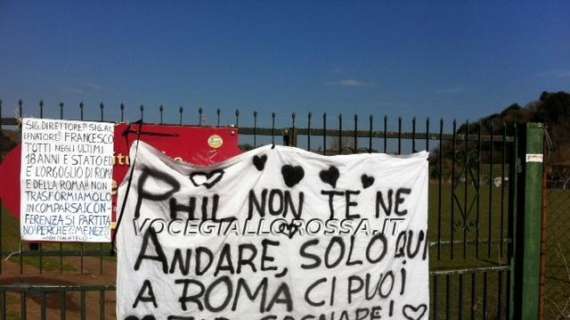 Trigoria: manifestazione pacifica con striscioni a favore di Mexes e Totti. Assenti: Totti, Vucinic, Cassetti e J. Sergio. Cori contro Rosella Sensi e la Lazio FOTO!