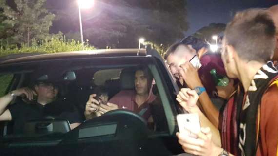 Autografi e fotografie con i tifosi per Fonseca all'uscita dall'Olimpico. FOTO!