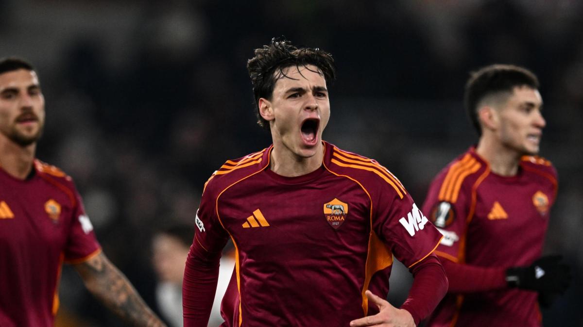 Roma-Stoccarda 1-0 - Doppio cambio per i giallorossi: dentro Wesley e Dybala