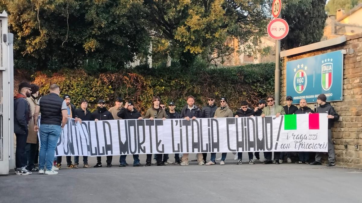 Nazionale, striscione degli Ultras Italia fuori Coverciano: volevano parlare col CT