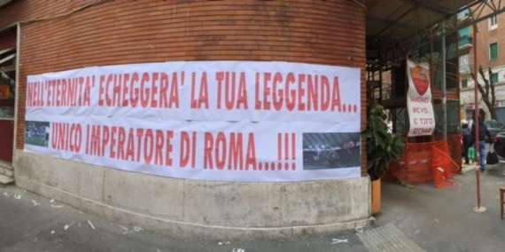 Striscione a via Vetulonia: "Nell'eternità echeggerà la tua leggenda: unico imperatore di Roma"