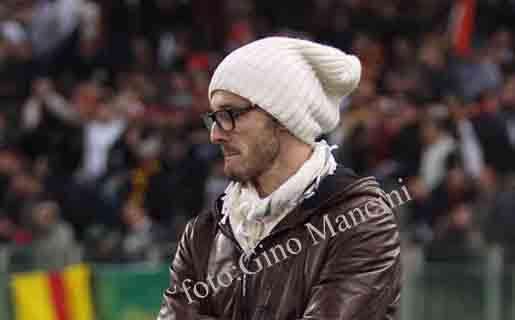 Balzaretti a bordo campo durante il derby per sostenere la Roma. FOTO!