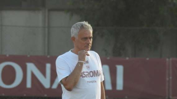 Mourinho inquadra il suo staff che si allena in palestra. Il portoghese ascolta My Way
