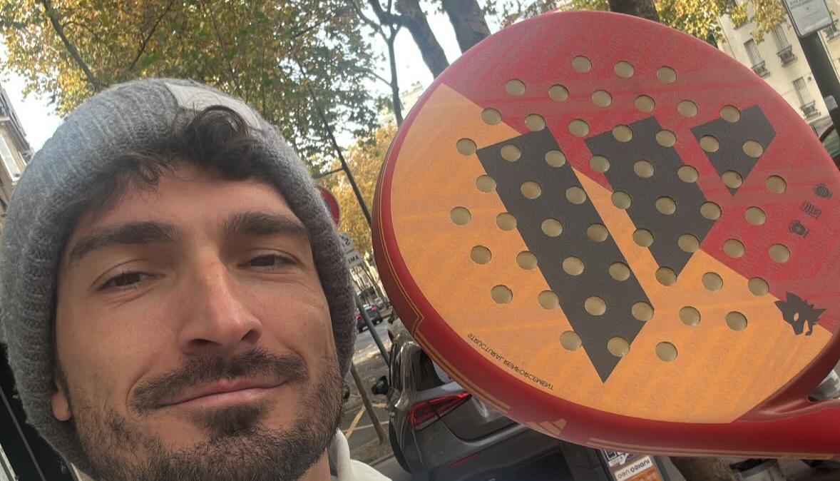 Hummels non dimentica la Roma: ecco la racchetta giallorossa per il padel. FOTO!