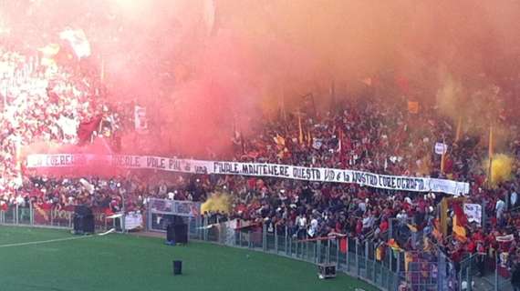 LIVE - Tra passione e goliardia, tutti gli striscioni giallorossi