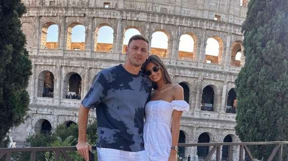 Altra foto di Matic davanti al Colosseo. Lo scatto con la moglie: "Amor"