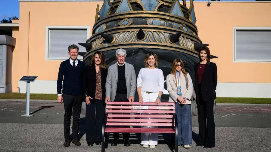 Amami e Basta - La Roma dona agli stabilimenti di Cinecittà una panchina rossa, simbolo della lotta alla violenza di genere