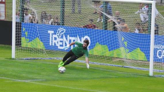 Alisson para un rigore a Perotti nella prima partitella stagionale. FOTO!