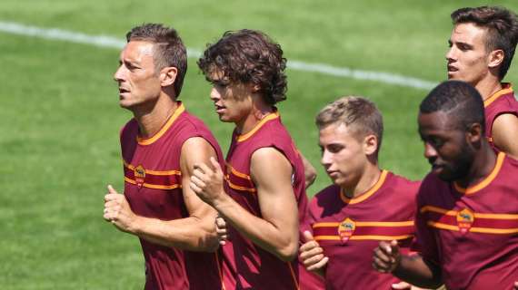 Totti e compagni tra i tifosi per gli autografi, poi Garcia si riprende il Capitano