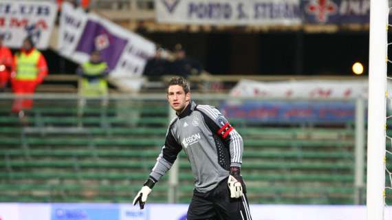 I tifosi dell'Ajax tentanto di trattenere Stekelenburg in Olanda