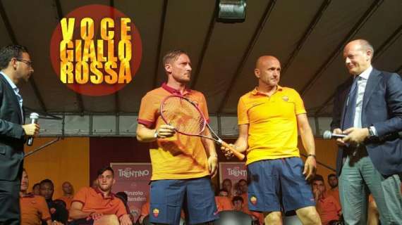 La Roma acquista all'asta una racchetta firmata da Totti e Federer per 20.000 euro. VIDEO!