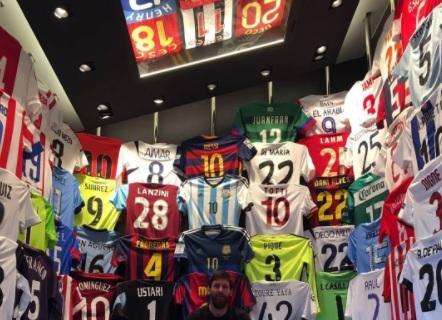 Instagram, Messi posa con le maglie degli avversari incontrati. Accanto alla sua 10, la maglia di Totti. FOTO!