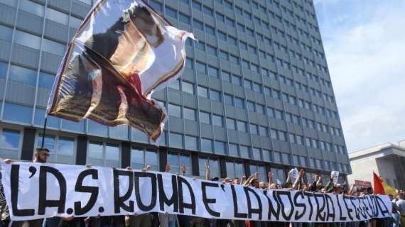 EUR - Cori contro Pallotta e Baldissoni. "L'AS Roma è la nostra leggenda... solo gli indegni la chiamano azienda". Un migliaio di tifosi presenti. FOTO! VIDEO!
