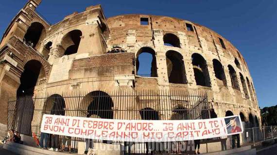 Striscione al Colosseo per Totti: "Trentotto di febbre d'amore, trentotto anni di te". FOTO!