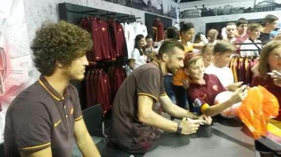 PINZOLO - Uçan e De Sanctis firmano autografi all'AS Roma Store. FOTO! VIDEO!