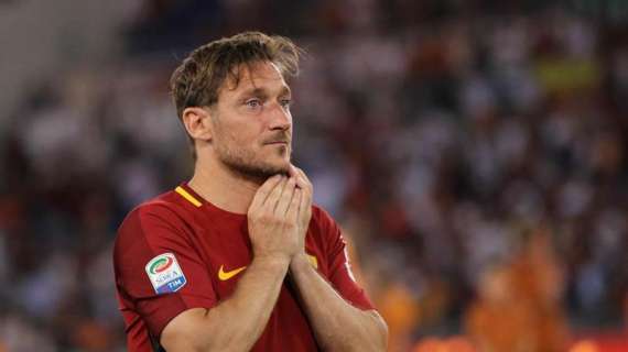 "Mi mancherai", questo il messaggio sull'ultimo pallone calciato da Totti