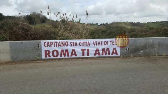 Trigoria, striscione per Totti: "Sta città vive di te"