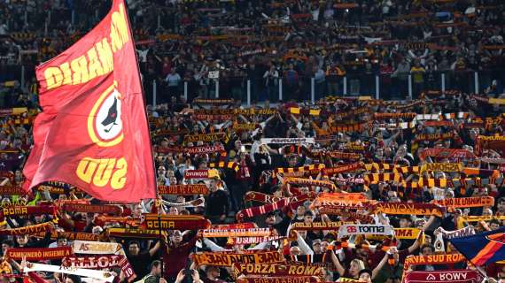 La Curva Sud espone il suo striscione per Natale: "Nelle stagioni più buie c'è sempre un bagliore: chi resta al suo posto con la Roma nel cuore!"