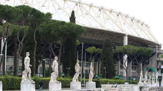 Prepartita Lazio-Roma: tanti tifosi e striscioni sugli spalti