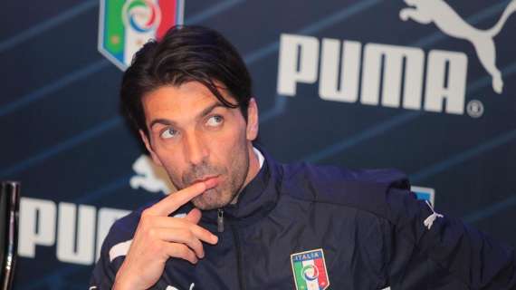 Buffon: "Totti è ancora un compagno di Nazionale, sta scrivendo la storia del calcio italiano"