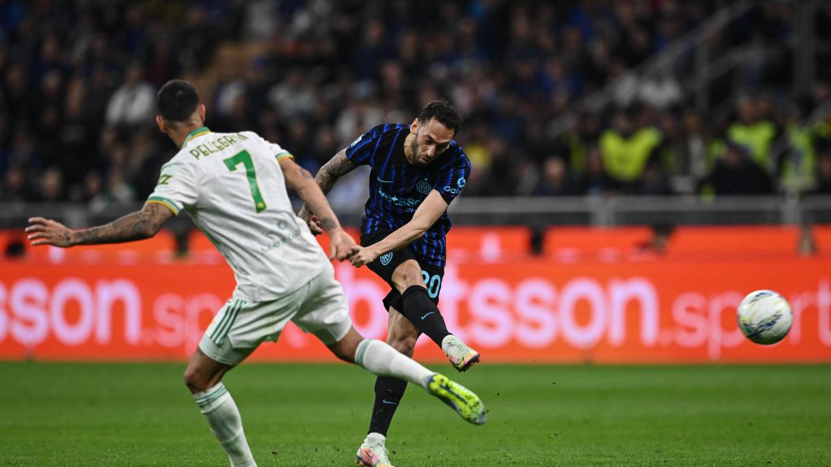 Inter, Calhanoglu difende Svilar: “La palla cambia direzione dopo che il portiere ha spostato il peso”