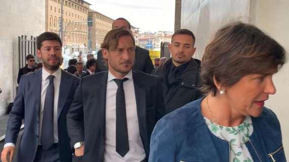 Premio alla carriera per Totti nel 18° Memorial Niccolò Galli. Il dirigente romanista: "Orgoglioso del riconoscimento. Direttore tecnico? Valuteremo, non so niente". FOTO! VIDEO!