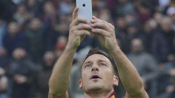 Selfie di Totti sotto la Curva Sud. FOTO!