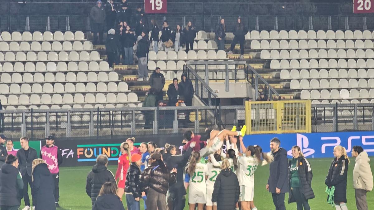 Roma-St. Pölten - La squadra saluta Di Guglielmo a fine partita