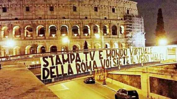 Striscione al Colosseo: "Stampa, tv e mondo virtuale, della Roma voi siete il vero male". FOTO!