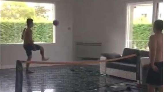 Instagram, Perotti gioca a calcio tennis nel salotto di casa. VIDEO!