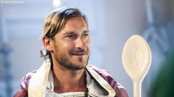 Totti protagonista dello spot della web serie "Romolo+Giuly: la guerra mondiale italiana". VIDEO!