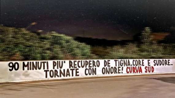 Striscione a Trigoria per incoraggiare la squadra: "90 minuti più recupero de tigna, core e sudore.. tornate con onore!". FOTO!