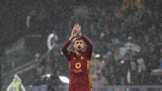 Roma-Feyenoord, Pellegrini chiede il cambio per un problema fisico: abbraccio con De Rossi 