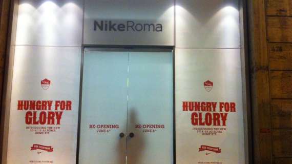 Via del Corso, tutto pronto al Nike Store per domani. FOTO!
