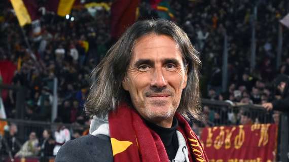 Delvecchio celebrato dalla Curva Sud, l'attaccante canta insieme ai tifosi