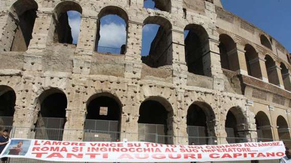 Striscione per Totti al Colosseo: "Roma si inginocchia al suo imperatore". FOTO!