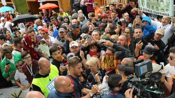 Tanta folla fuori dal Roma Store per Totti. FOTO!