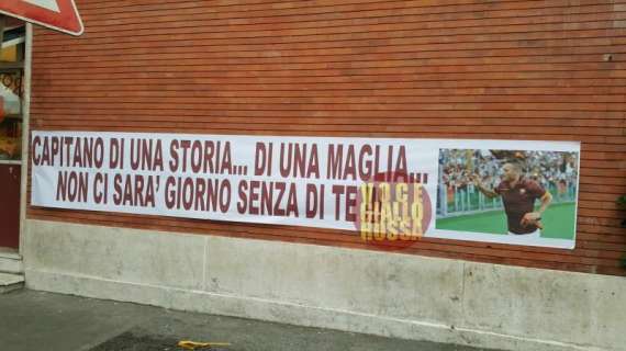 Striscione per Totti: "Non ci sarà giorno senza di te". FOTO!