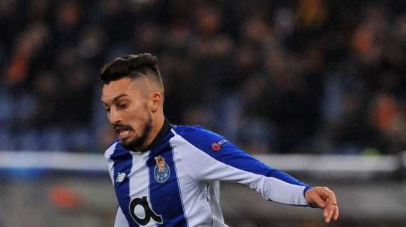 Contatti con il Manchester United per Telles, si punta al prestito