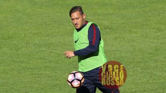 Trigoria - Allenamento individuale sotto la pioggia per Totti. Migliora la caviglia dolorante