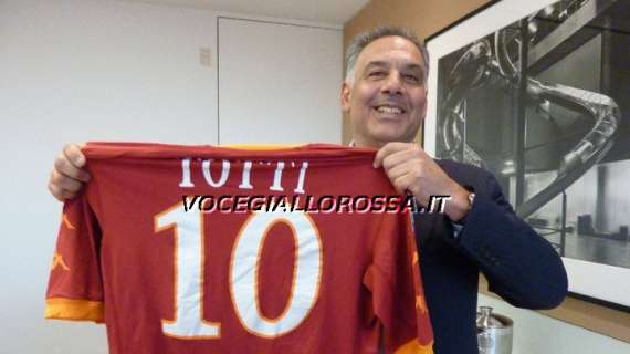 James Pallotta con la maglia di Totti FOTO!