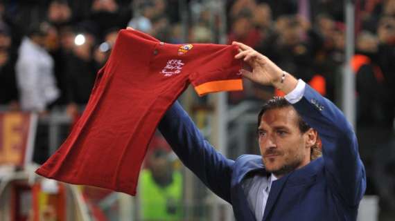 HALL OF FAME - Totti riceve la maglia sartoriale: "Ricevere questa maglia è un privilegio. I tifosi sono nella mia Hall of Fame". Striscione della Sud. FOTO!