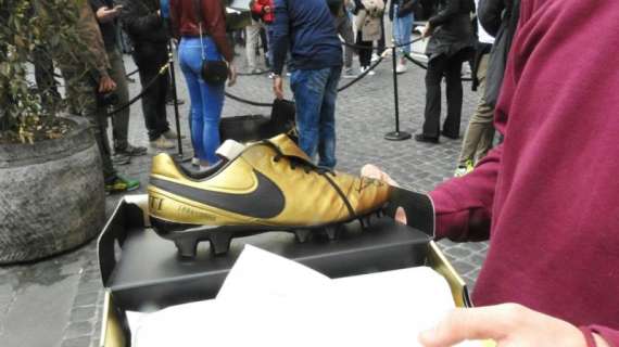Twitter, Nadal posa con i nuovi scarpini di Totti: "Leggenda". FOTO!